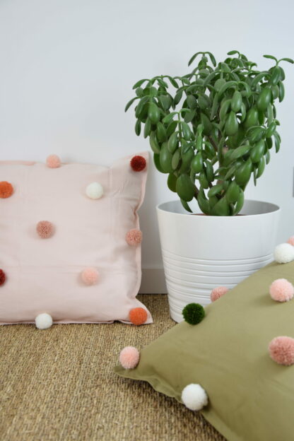 Housse de coussin Vert olive à pompons – Image 3