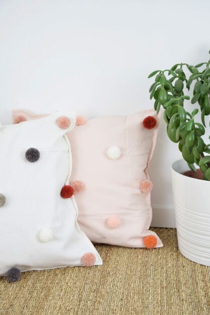 Housse de coussin Blanche à pompons – Image 2