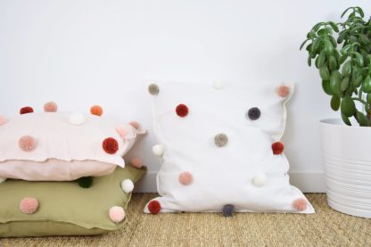 Housse de coussin Blanche à pompons
