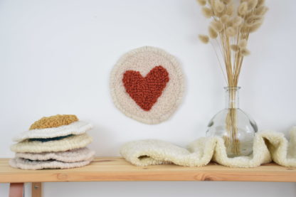 PRE-COMMANDE - Décoration "Cœur" en punch needle – Image 7