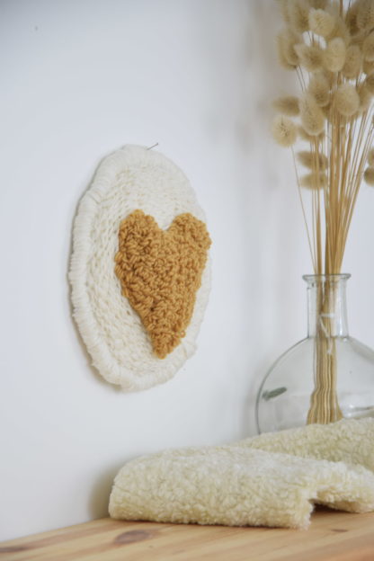 PRE-COMMANDE - Décoration "Cœur" en punch needle – Image 4