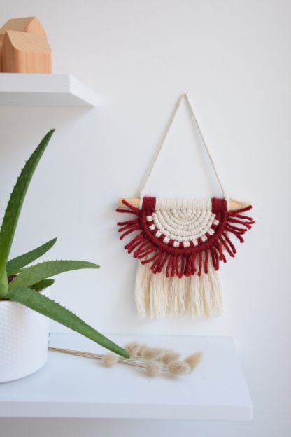 Mini décoration murale en macramé bordeaux