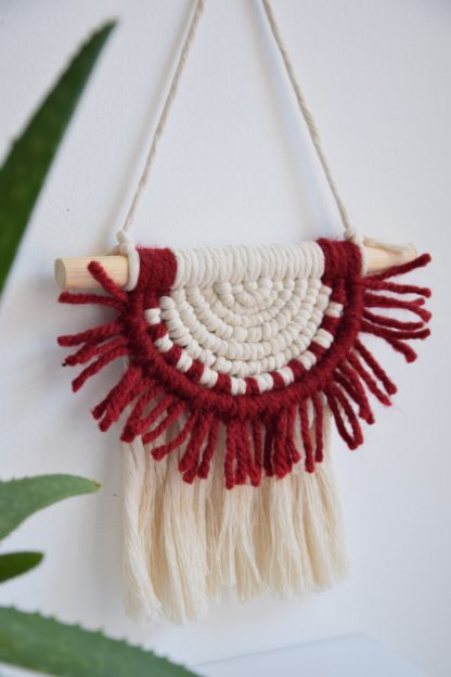 Mini décoration murale en macramé bordeaux – Image 2