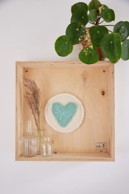 Décoration murale "Cœur" en punch needle – Image 3