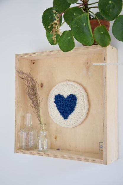 Décoration murale "Cœur" en punch needle – Image 5