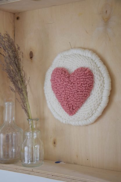 Décoration murale "Cœur" en punch needle – Image 4