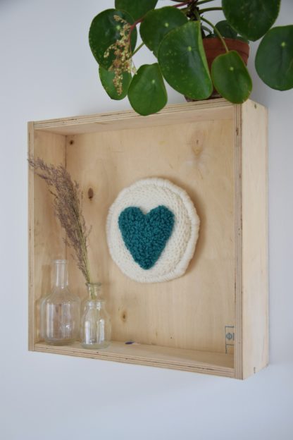 Décoration murale "Cœur" en punch needle – Image 2