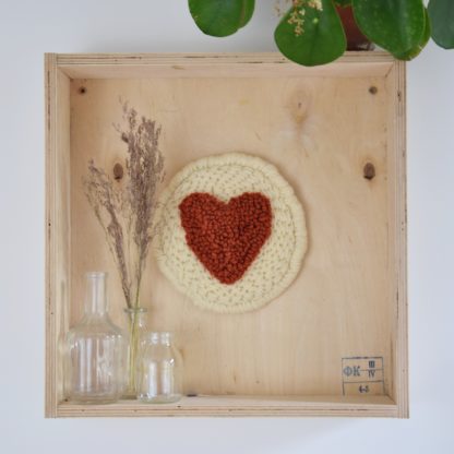 Décoration murale "Cœur" en punch needle – Image 6