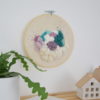 Tableau textile Emeraude et Lilas – Image 2