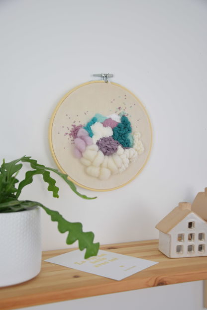 Tableau textile Emeraude et Lilas – Image 2