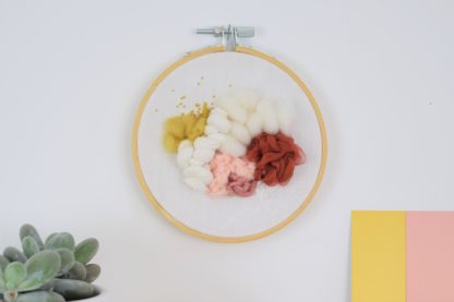 Tableau textile Blanc et couleurs chaudes – Image 2