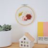 Tableau textile Blanc et couleurs chaudes – Image 3