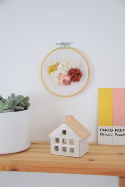 Tableau textile Blanc et couleurs chaudes – Image 3