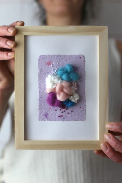Tableau textile brodé sur papier #2 (petit format) – Image 2