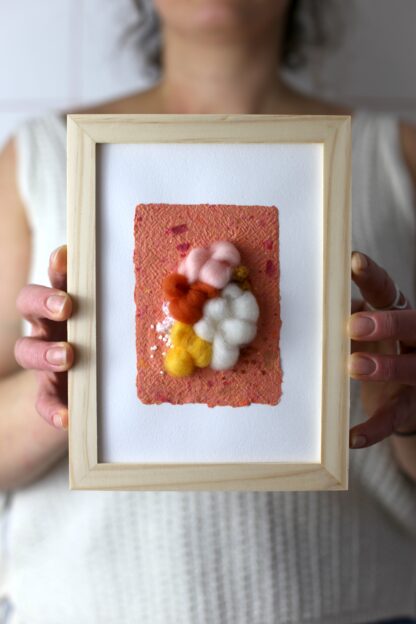 Tableau textile brodé sur papier #3 (petit format) – Image 2