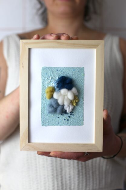 Tableau textile brodé sur papier #6 (petit format) – Image 2