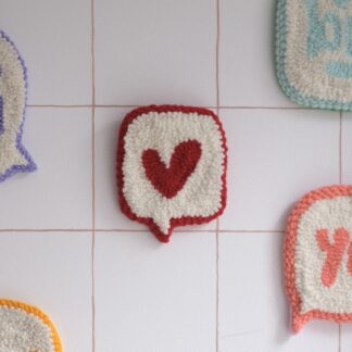 Décoration murale "♡" punch needle - Maison Bâ X Robo Typo