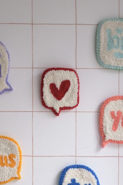 Décoration murale "♡" punch needle - Maison Bâ X Robo Typo
