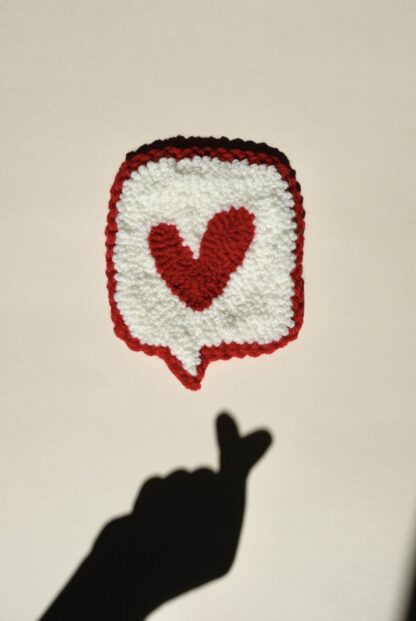 Décoration murale "♡" punch needle - Maison Bâ X Robo Typo – Image 2