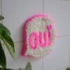 Déco murale punch needle "OUI" – Maison Bâ x Robo Typo – Image 2