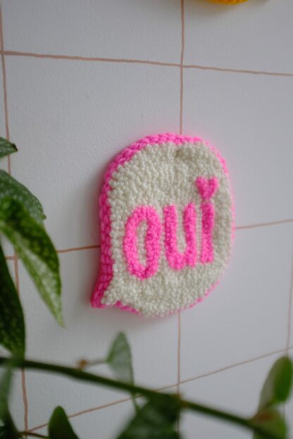 Déco murale punch needle "OUI" – Maison Bâ x Robo Typo – Image 2