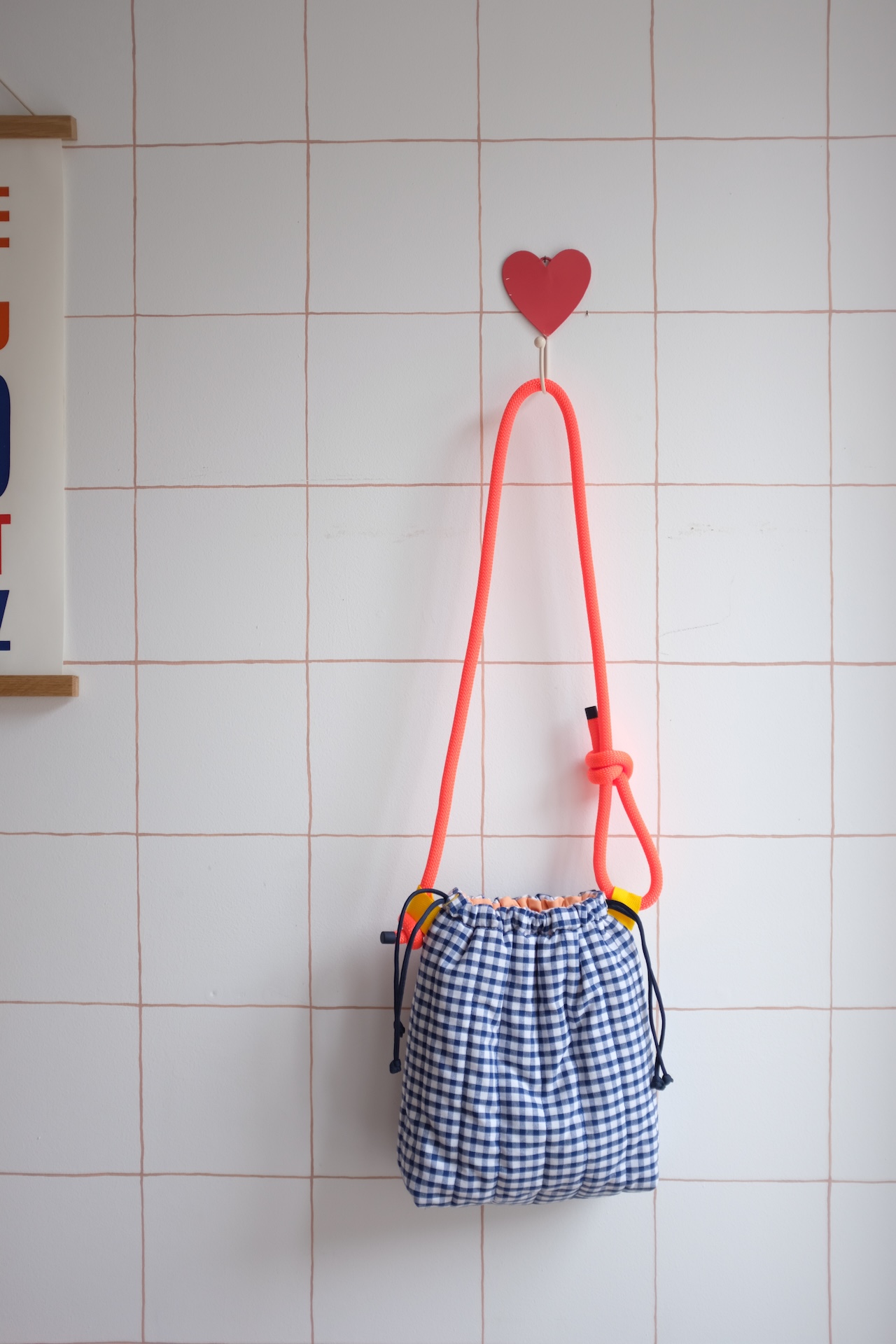 GROSAC - Sac Vichy petits carreaux bleu marine, cordon fluo – Image 3