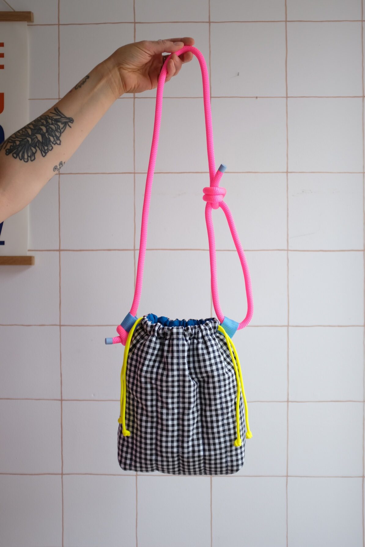 GROSAC - Sac Vichy Noir et Blanc, cordons fluo