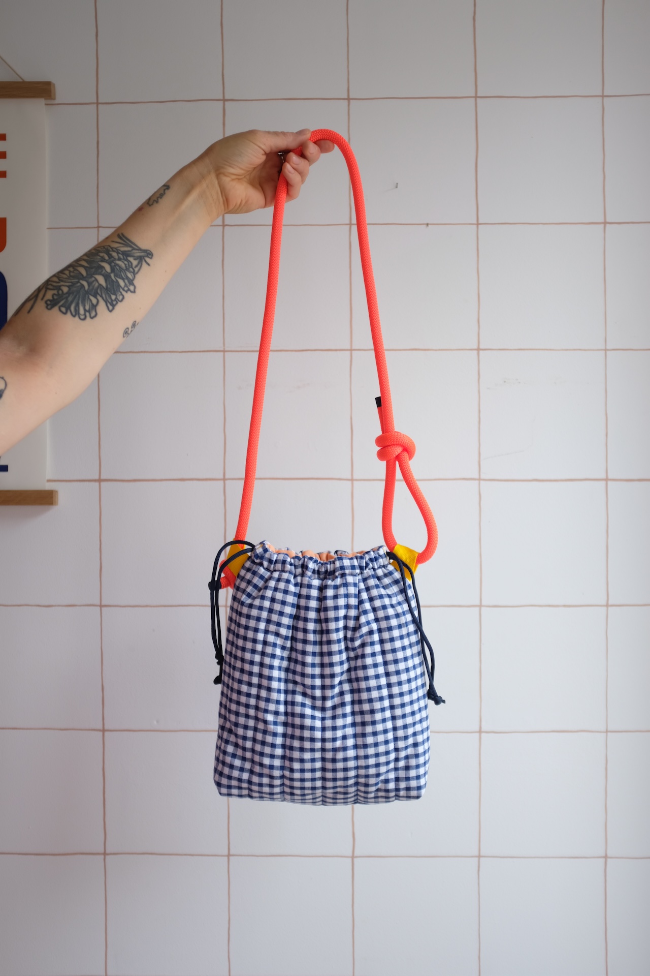 GROSAC - Sac Vichy petits carreaux bleu marine, cordon fluo
