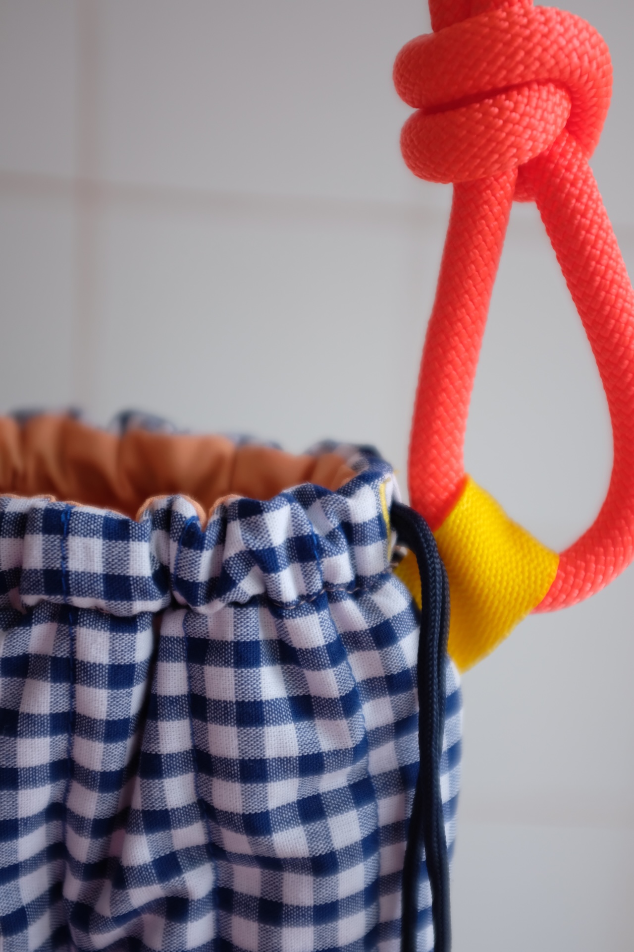 GROSAC - Sac Vichy petits carreaux bleu marine, cordon fluo – Image 2