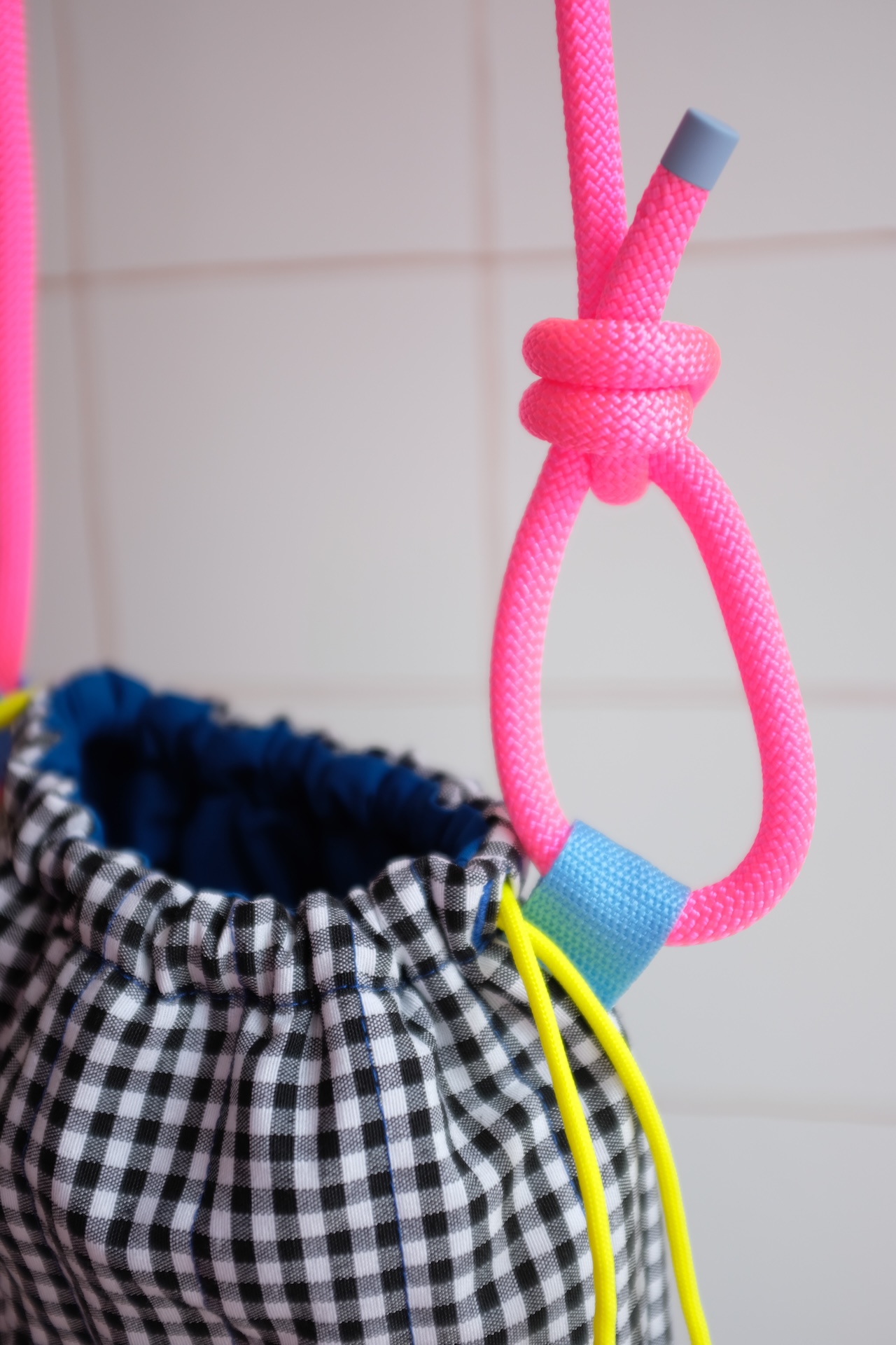 GROSAC - Sac Vichy Noir et Blanc, cordons fluo – Image 3