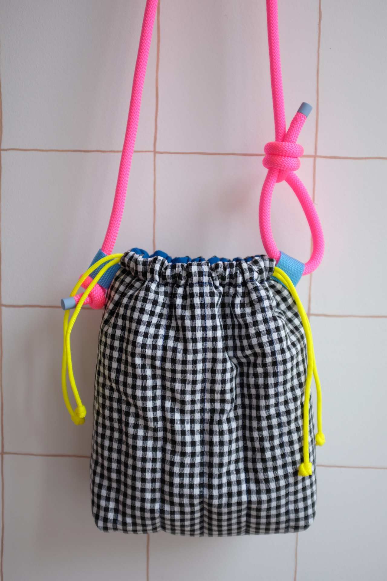 GROSAC - Sac Vichy Noir et Blanc, cordons fluo – Image 4