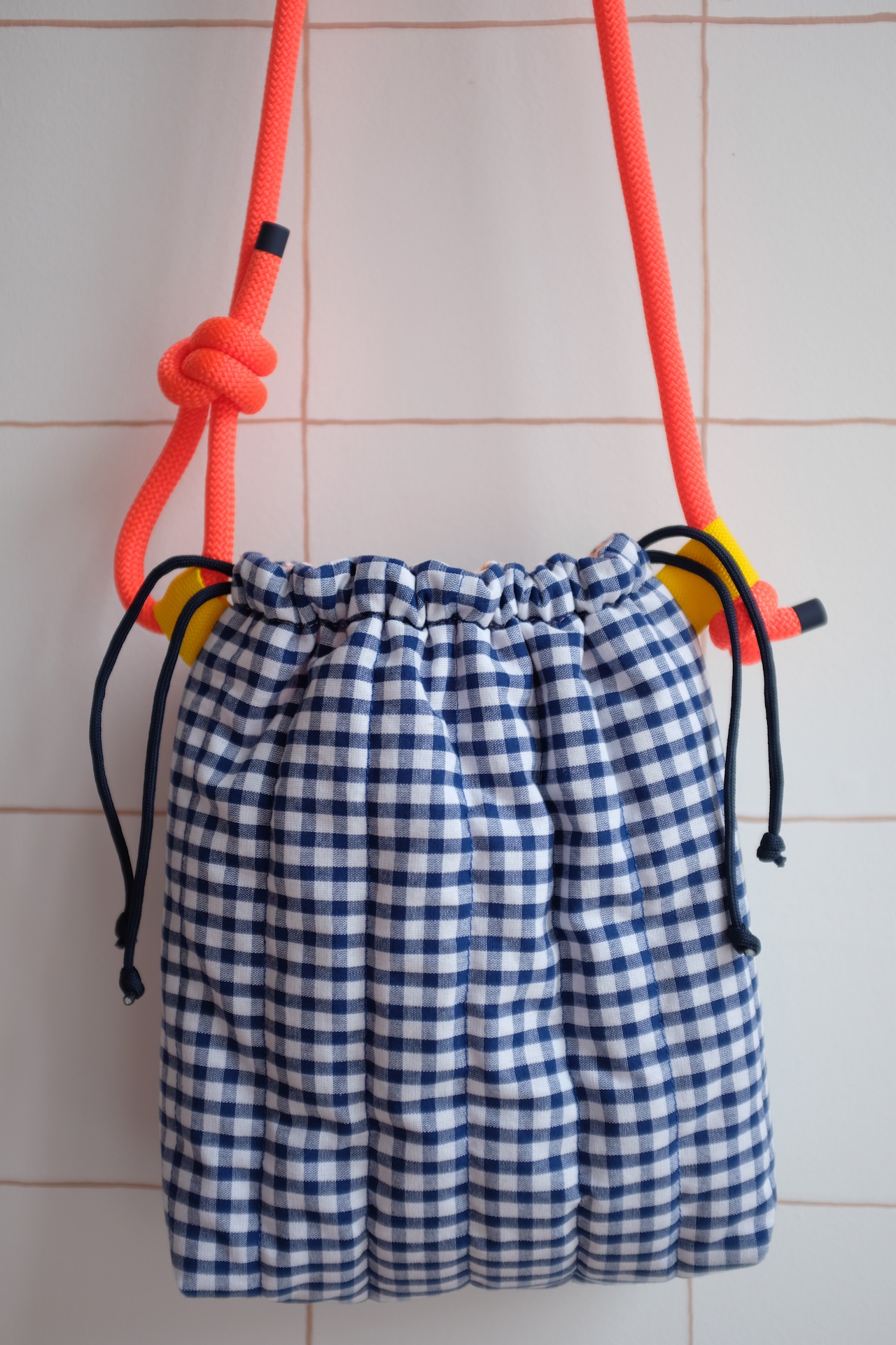 GROSAC - Sac Vichy petits carreaux bleu marine, cordon fluo – Image 4